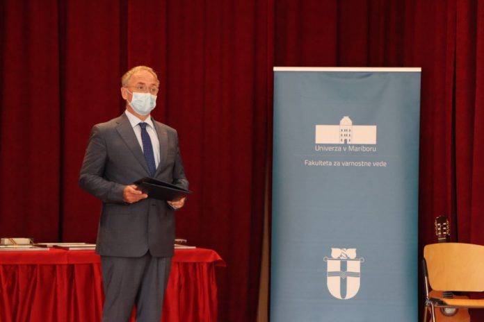 Minister-Ales-Hojs-pri-nagovoru__FitWzk4MCw5ODAsImFhY2I4OTYzZGQiXQ