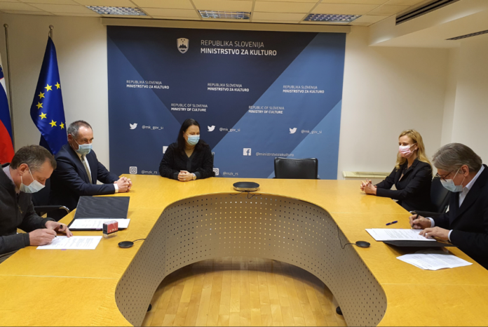 dvor podpis pogodbe