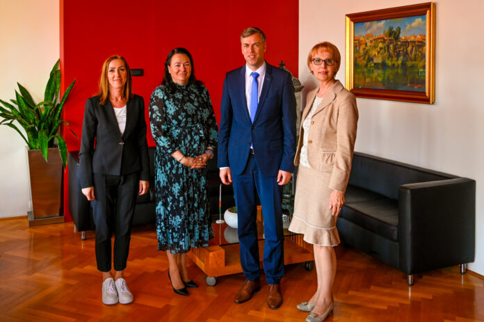 novo mesto sprejem poslank