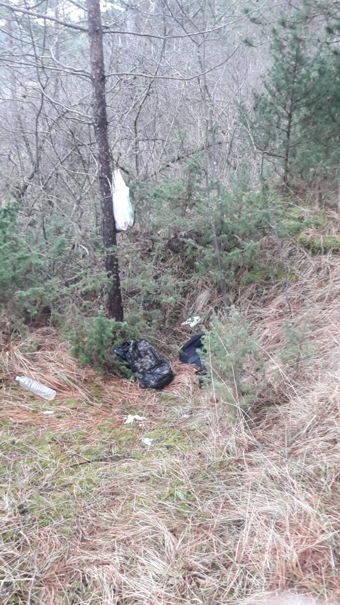 migr kocevje Takole v kočevju sredi gozda čaka migranta poln nahrbtnik z hrano in pijačo.