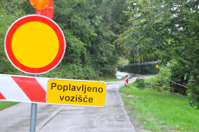 Kostel.Kolpa poplavila cesto Kostel-Stari trg.