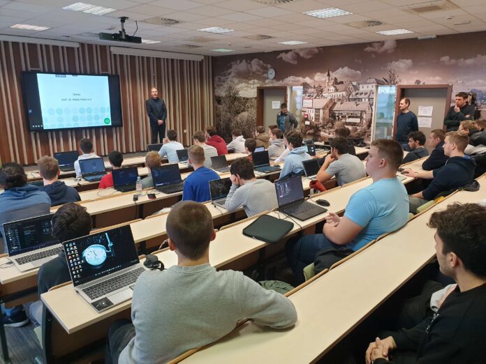 1-Tekmovalce in njihove mentorje je nagovoril dekan FIŠ, prof. dr. Matej Makarovič. (1)
