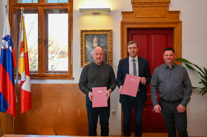 NM Podpis pogodbe za 2 fazo del v Ždinji vasi - Marjan Skube, Gregor Macedoni, Andrej Novak