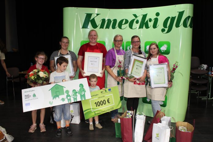 ubilejni 20. izbor mlade kmetice leta v organizaciji Kmečkega glasu, na katerem je letos zmagala Karmen Čarman iz Bučke (na sliki v rdečem)