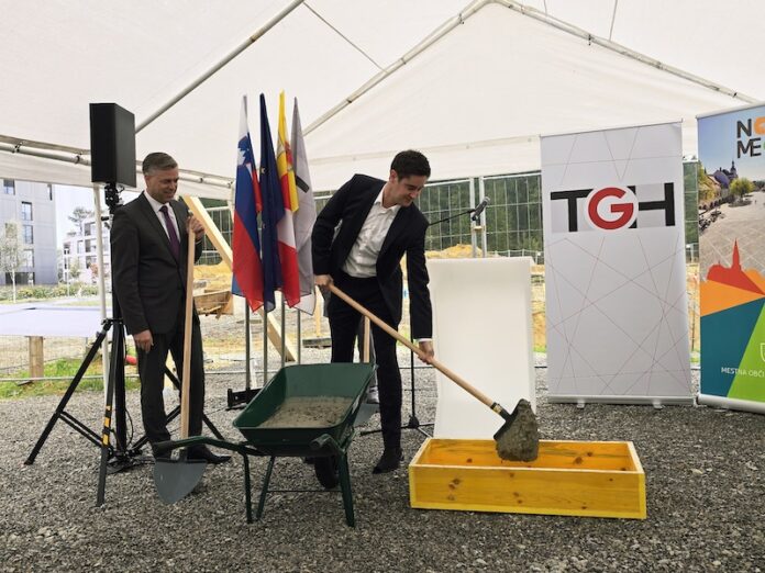 Župan MONM Gregor Macedoni in direktor TGH sta simbolično psotavila temeljni kamen (Foto Aleks Mahmutović)